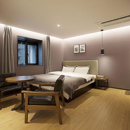 Brown Dot Hotel Чханвон Экстерьер фото