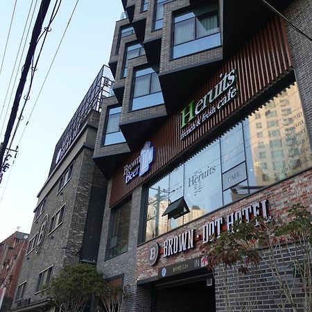 Brown Dot Hotel Чханвон Экстерьер фото