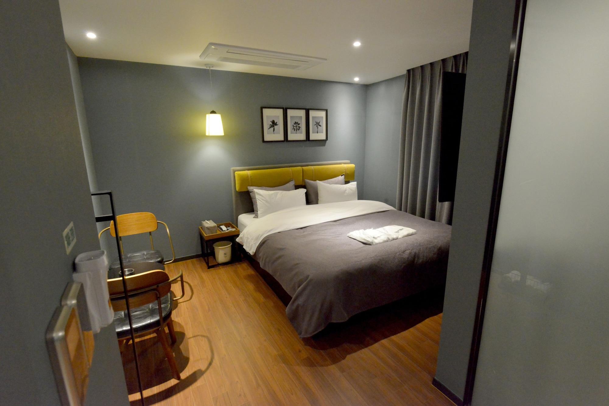 Brown Dot Hotel Чханвон Экстерьер фото