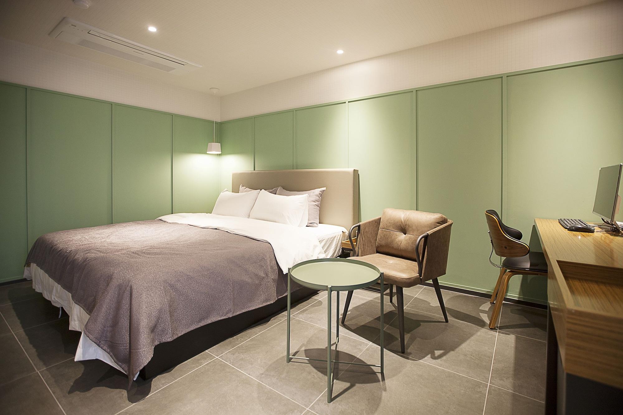 Brown Dot Hotel Чханвон Экстерьер фото