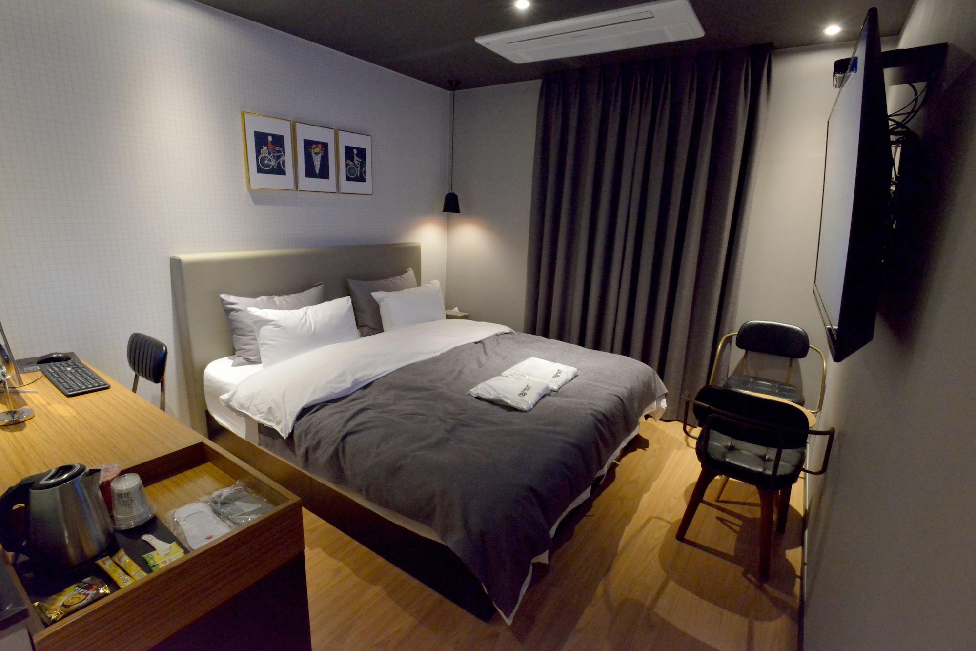 Brown Dot Hotel Чханвон Экстерьер фото