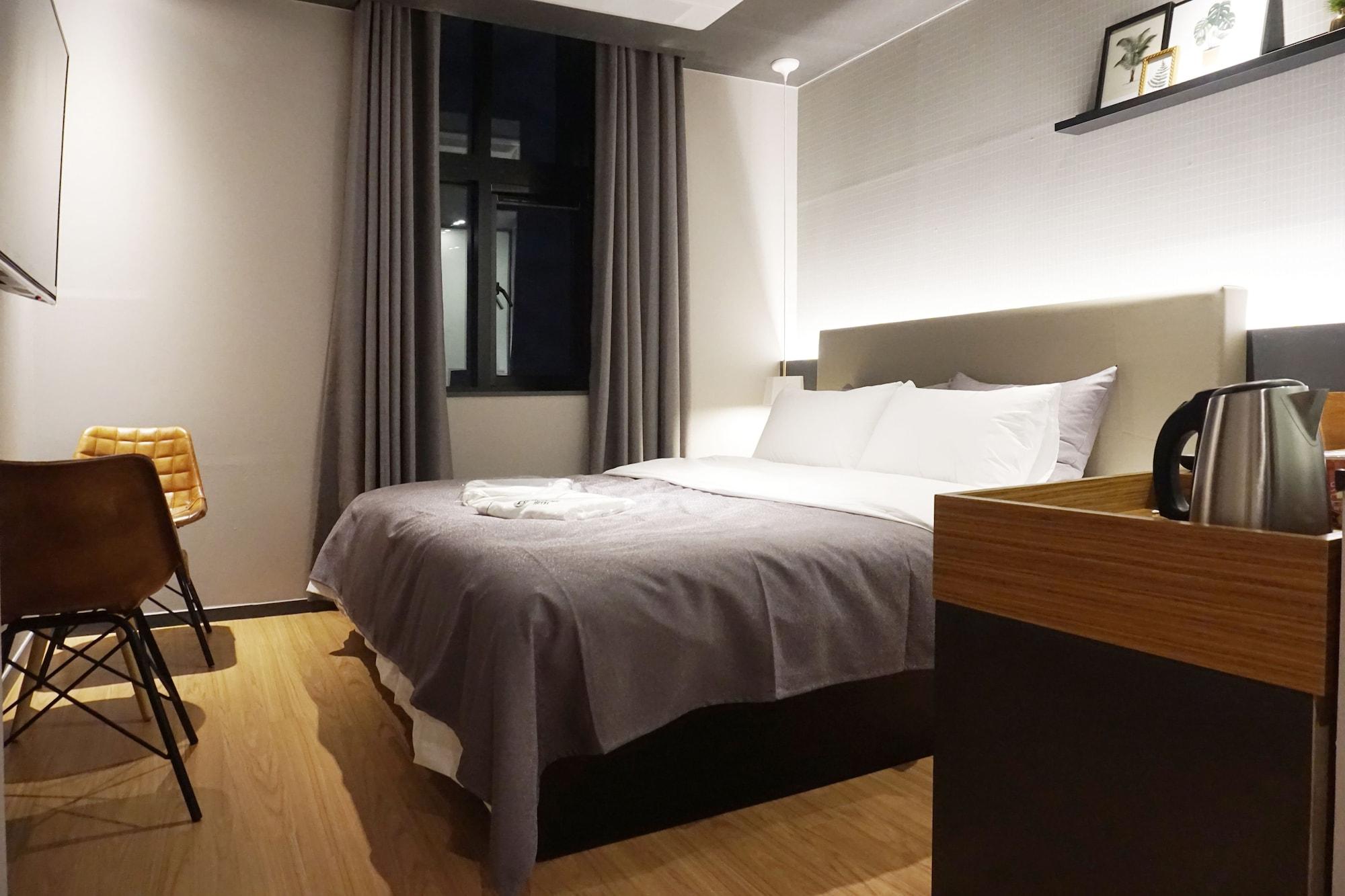 Brown Dot Hotel Чханвон Экстерьер фото