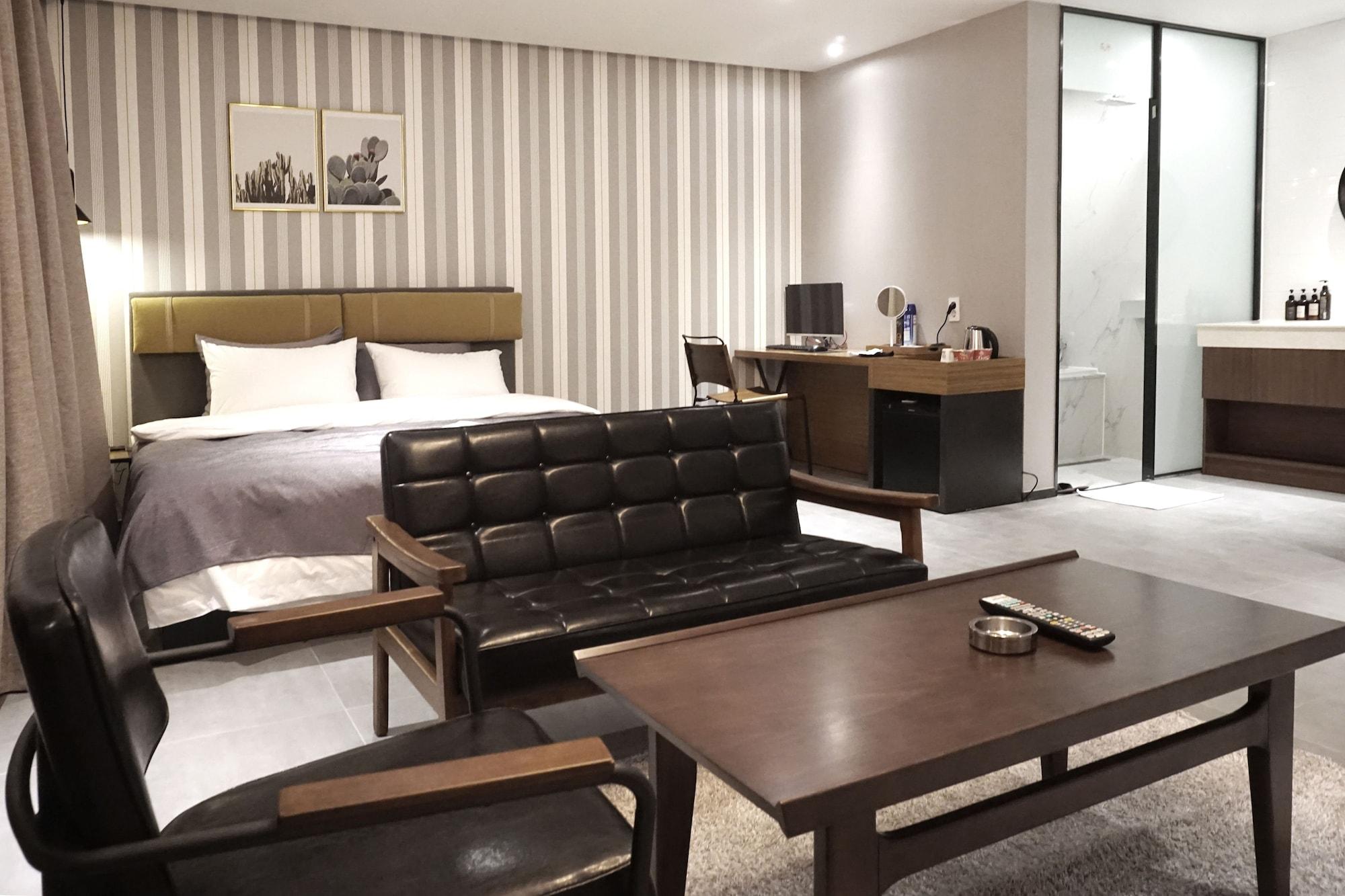 Brown Dot Hotel Чханвон Экстерьер фото