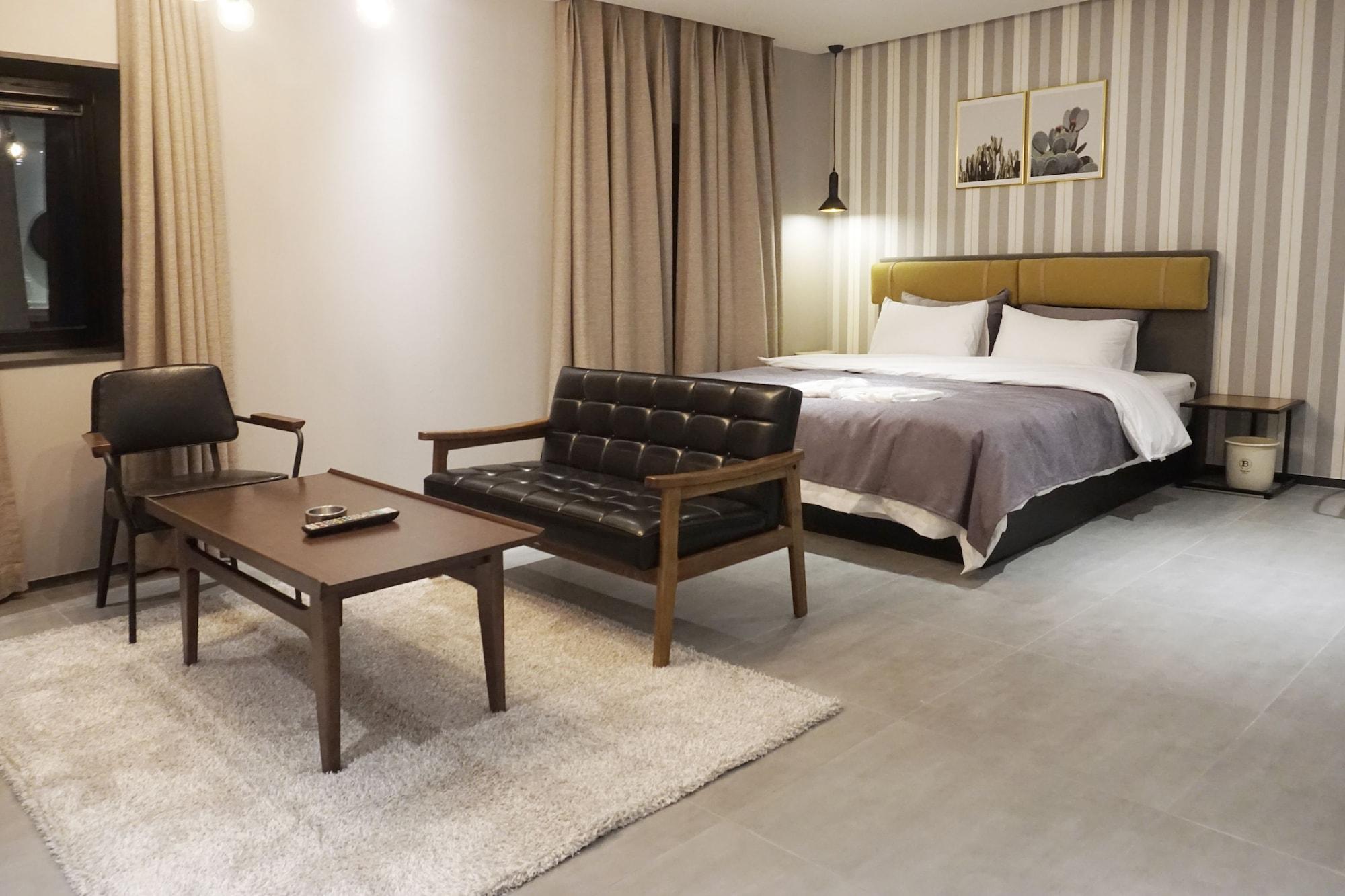 Brown Dot Hotel Чханвон Экстерьер фото