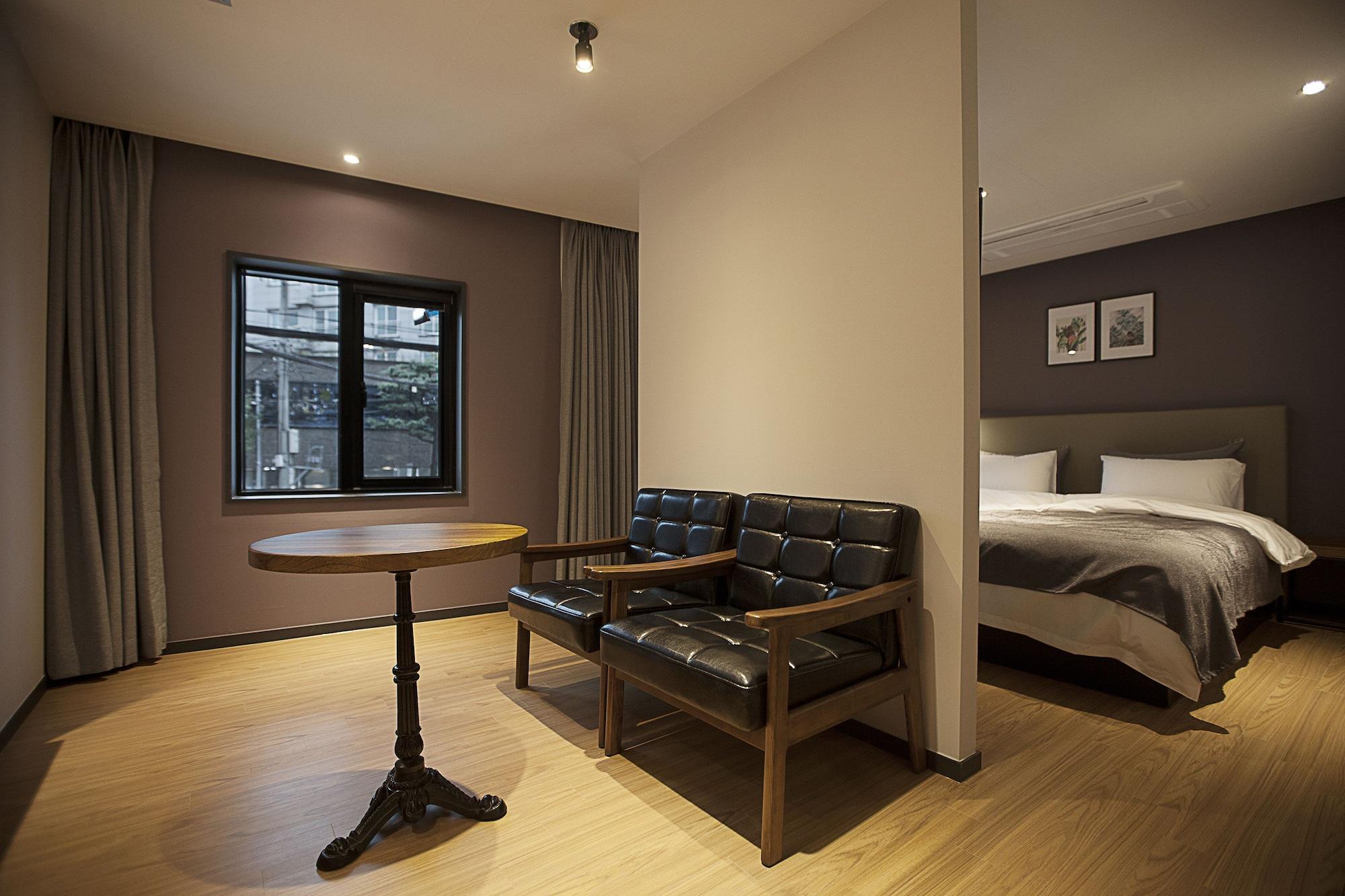 Brown Dot Hotel Чханвон Экстерьер фото