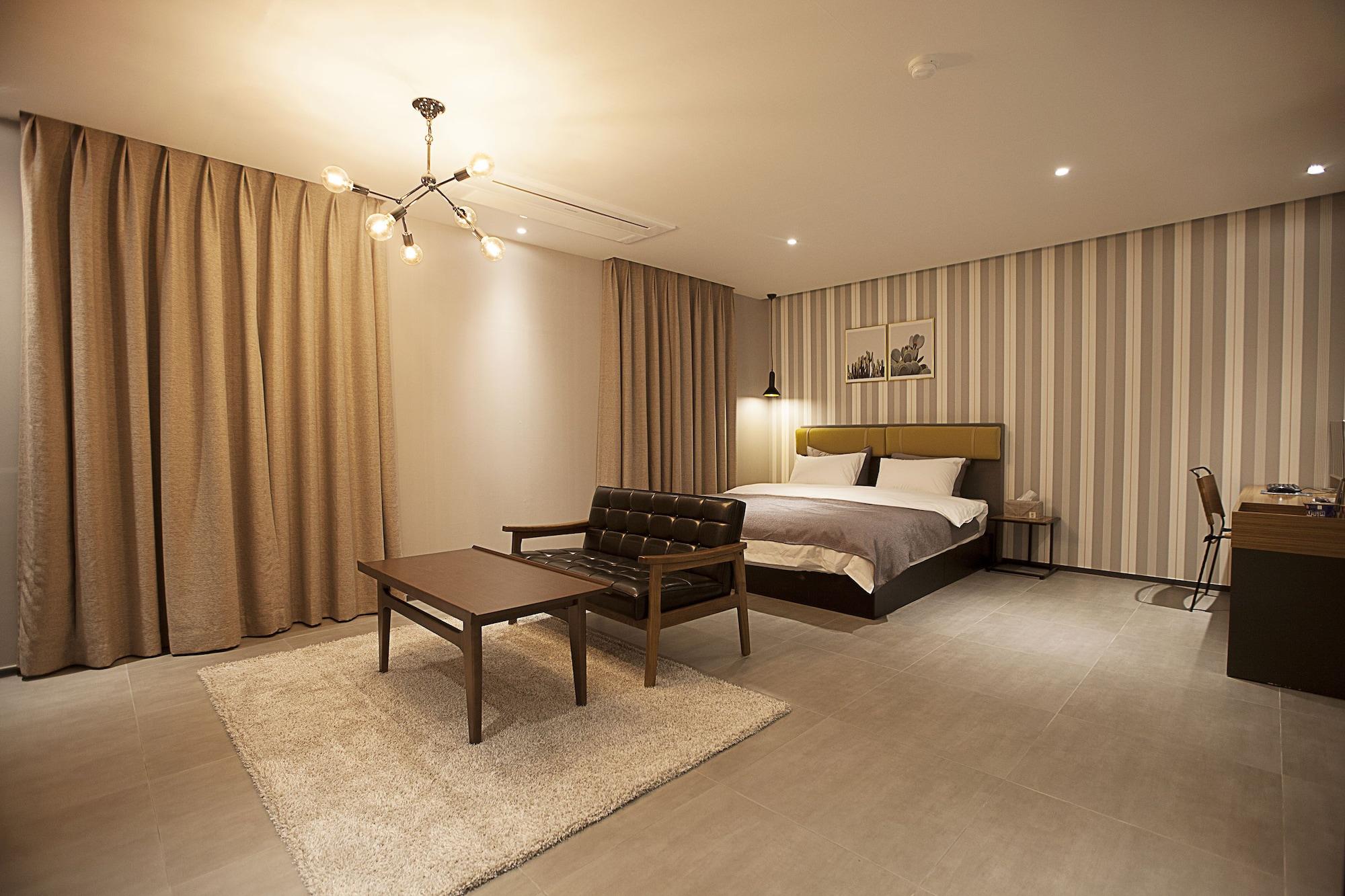 Brown Dot Hotel Чханвон Экстерьер фото