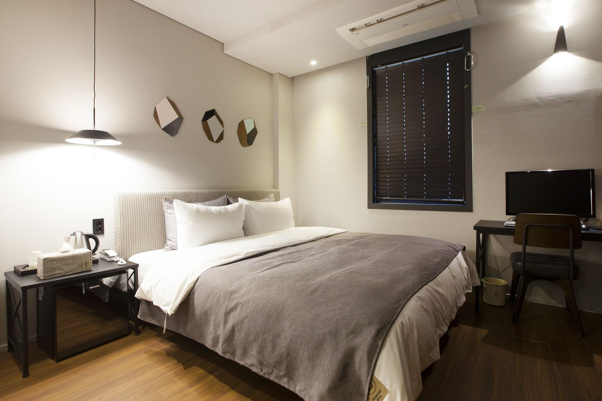 Brown Dot Hotel Чханвон Экстерьер фото