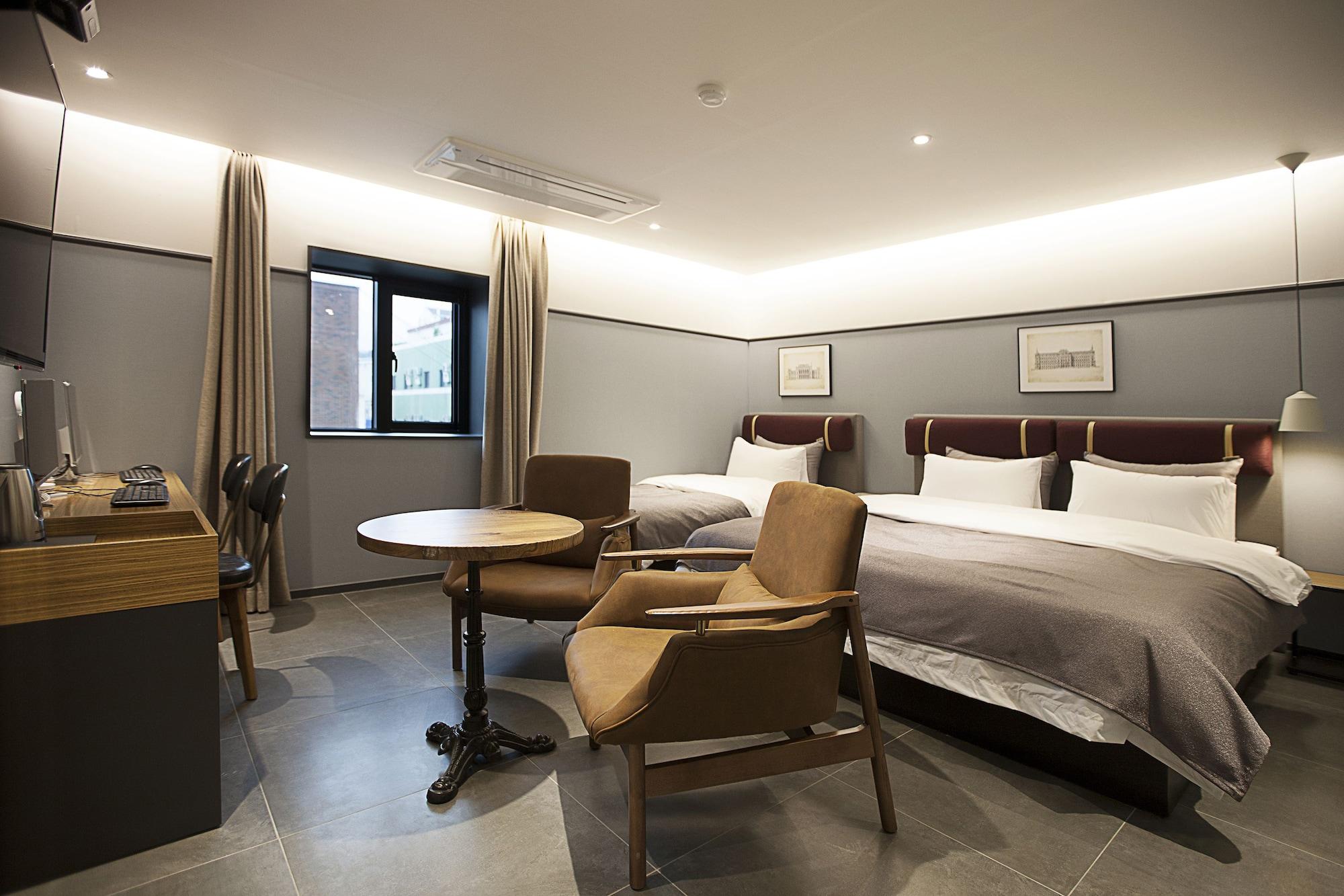 Brown Dot Hotel Чханвон Экстерьер фото