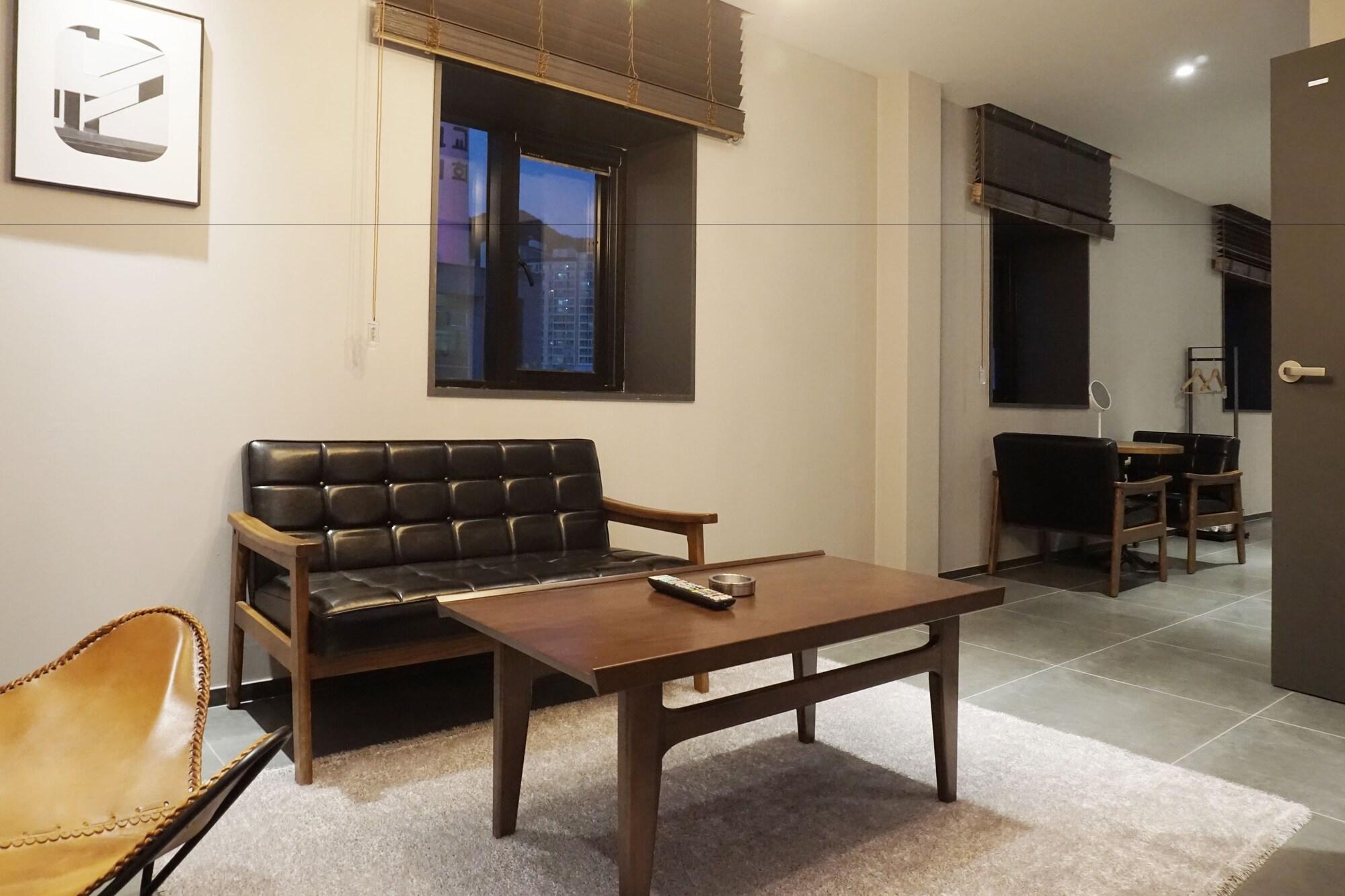 Brown Dot Hotel Чханвон Экстерьер фото