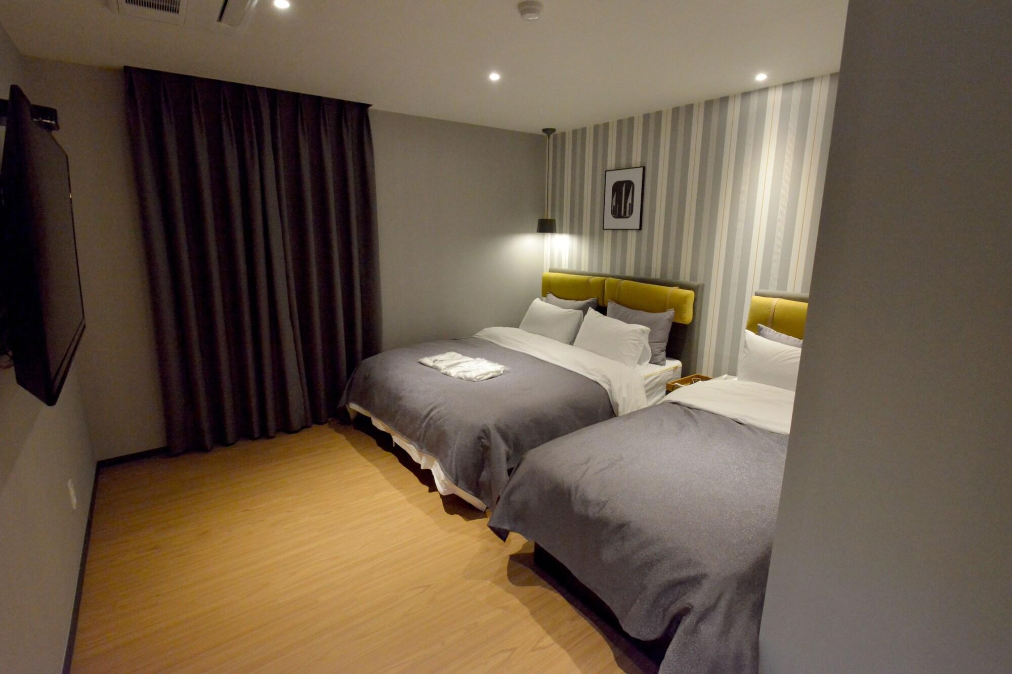 Brown Dot Hotel Чханвон Экстерьер фото