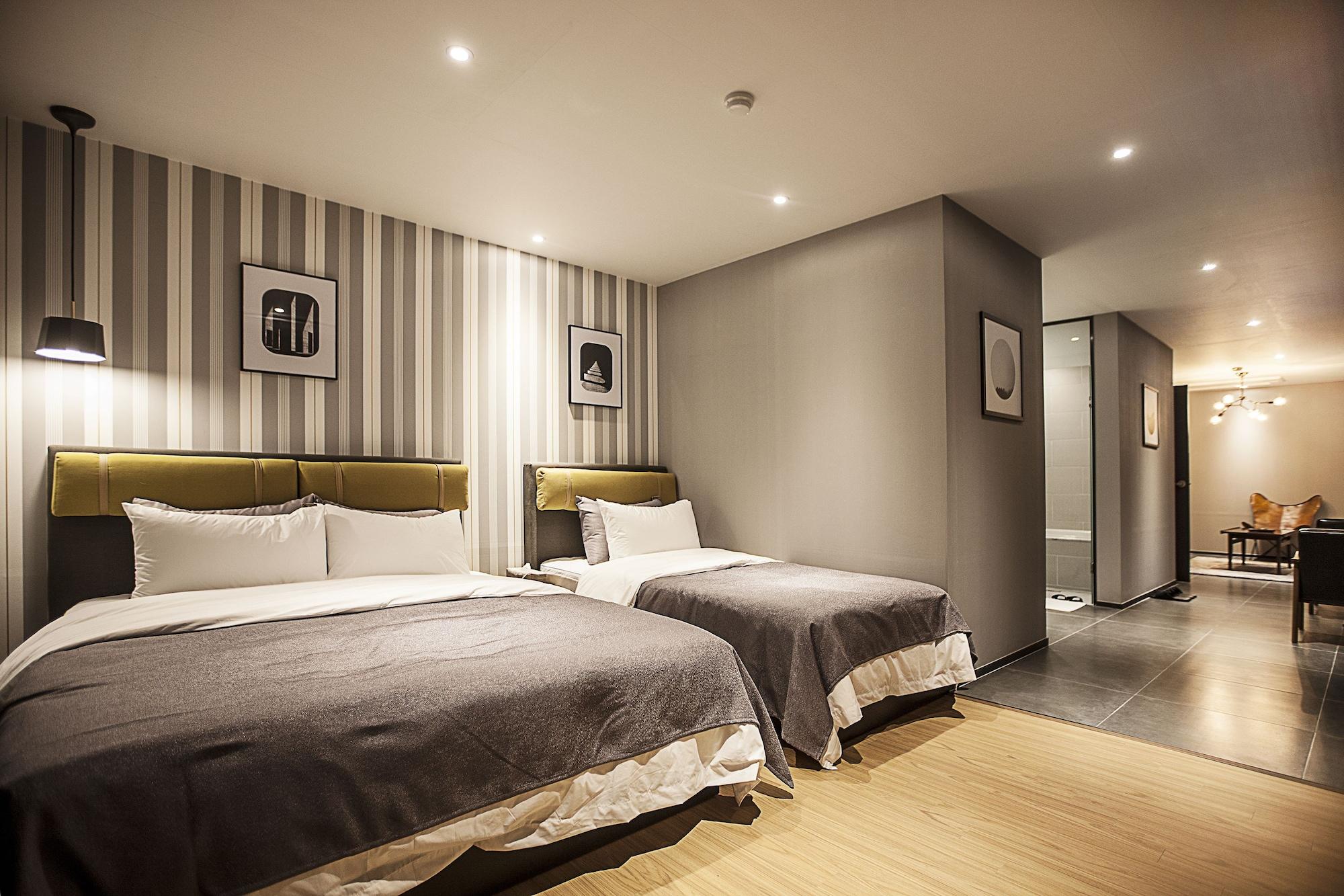 Brown Dot Hotel Чханвон Экстерьер фото