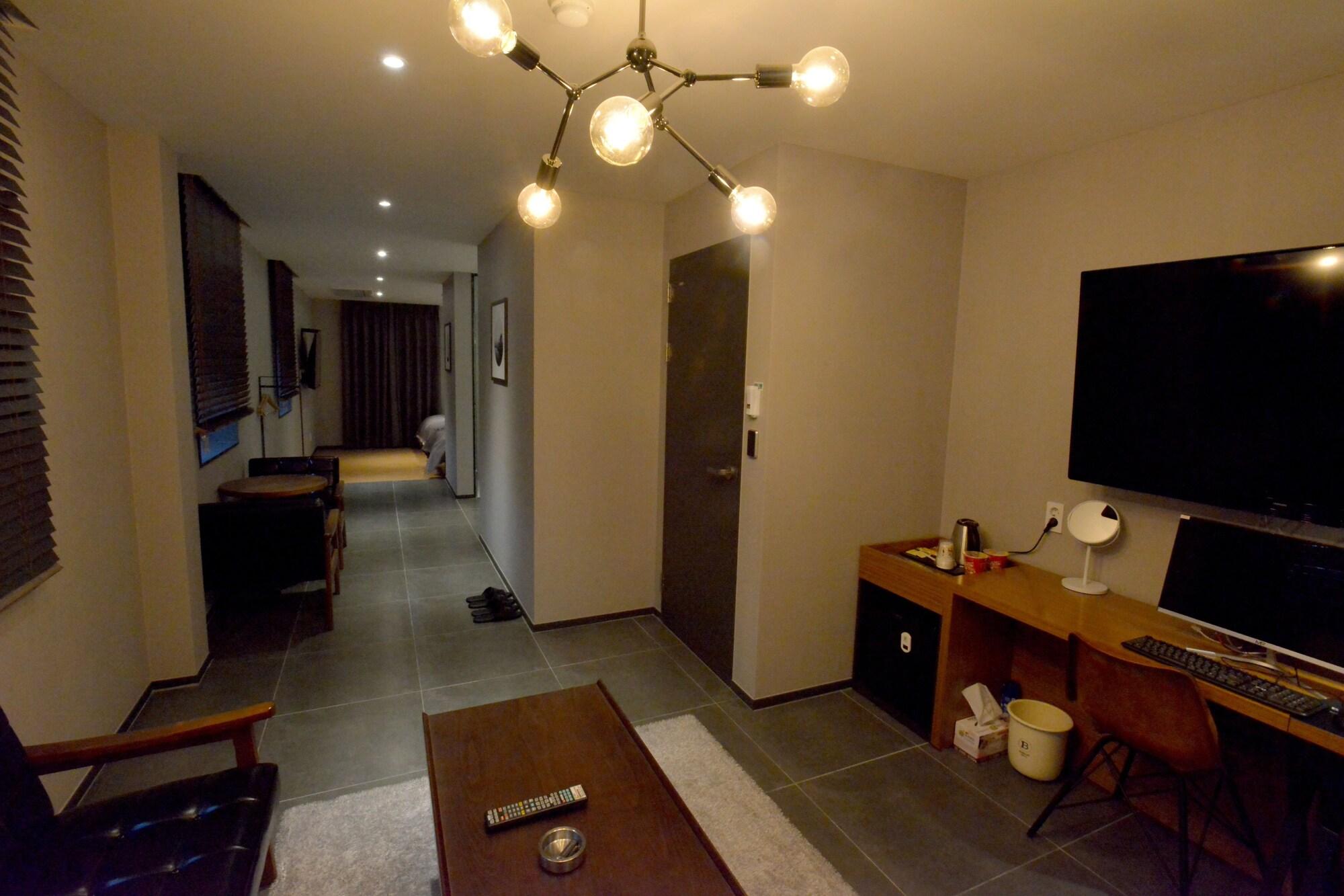 Brown Dot Hotel Чханвон Экстерьер фото