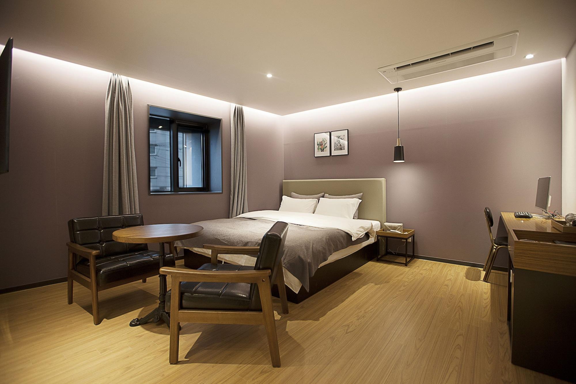 Brown Dot Hotel Чханвон Экстерьер фото