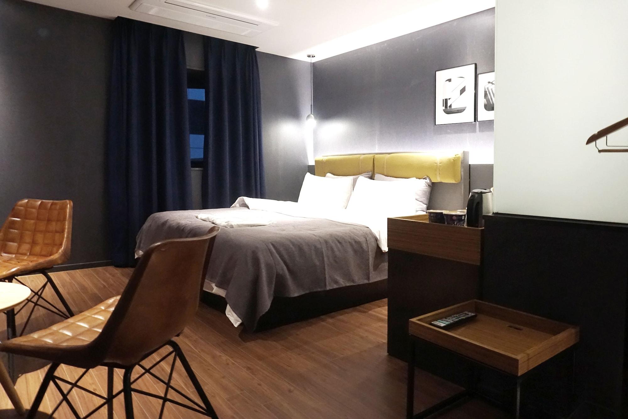 Brown Dot Hotel Чханвон Экстерьер фото