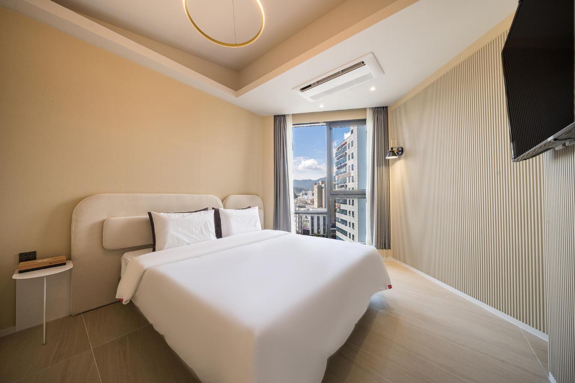 Brown Dot Hotel Чханвон Экстерьер фото
