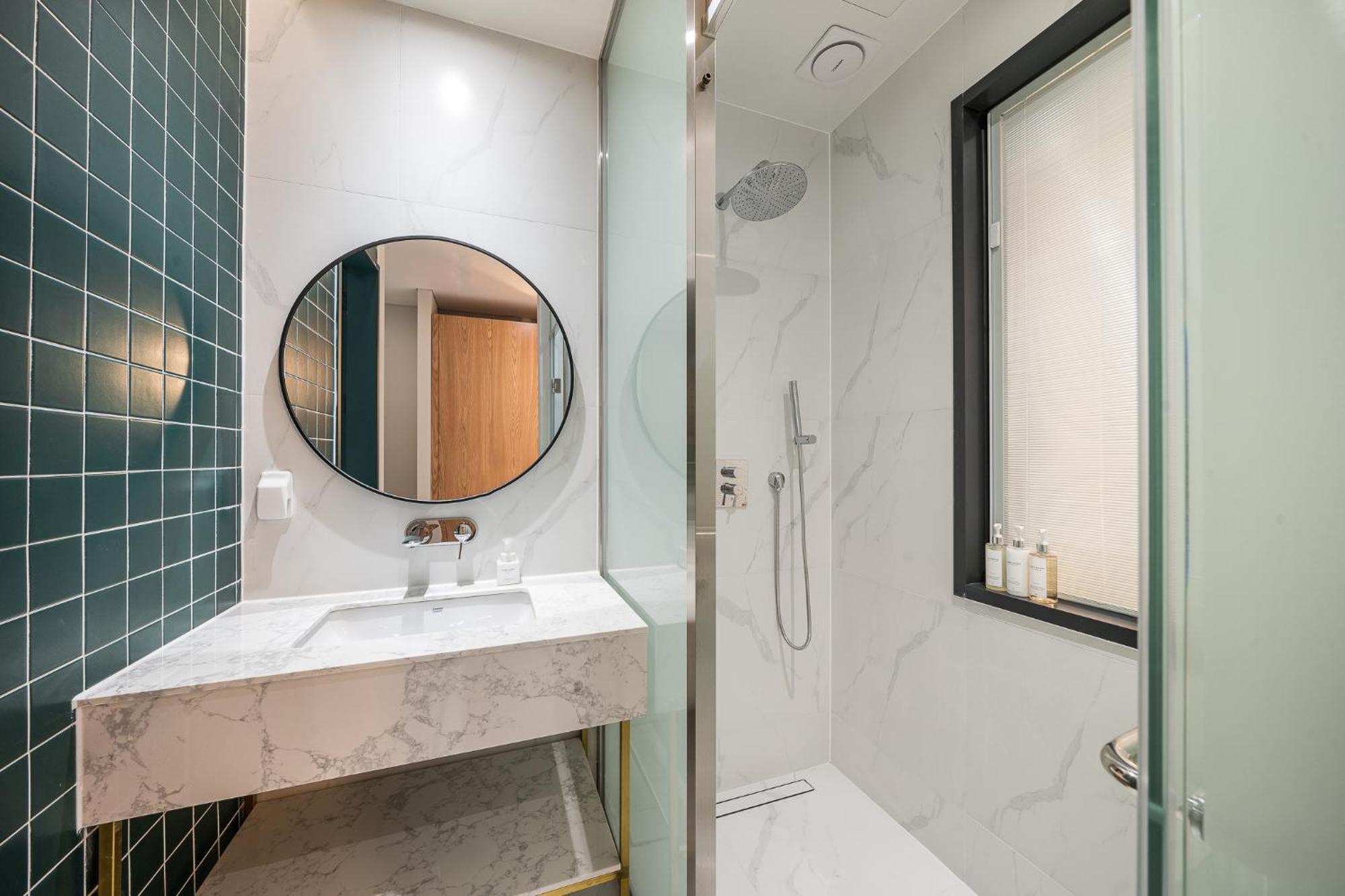 Brown Dot Hotel Чханвон Экстерьер фото
