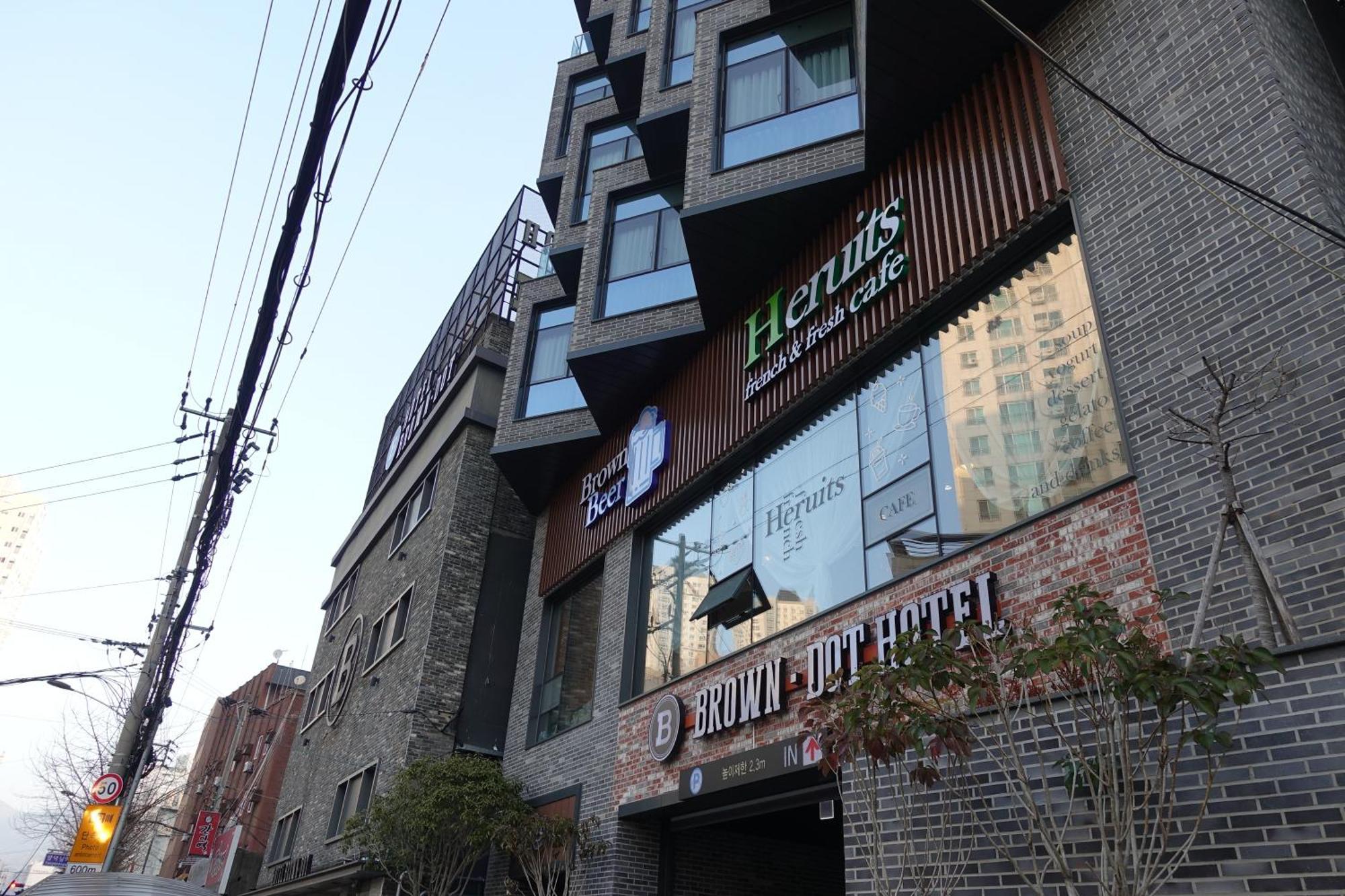 Brown Dot Hotel Чханвон Экстерьер фото
