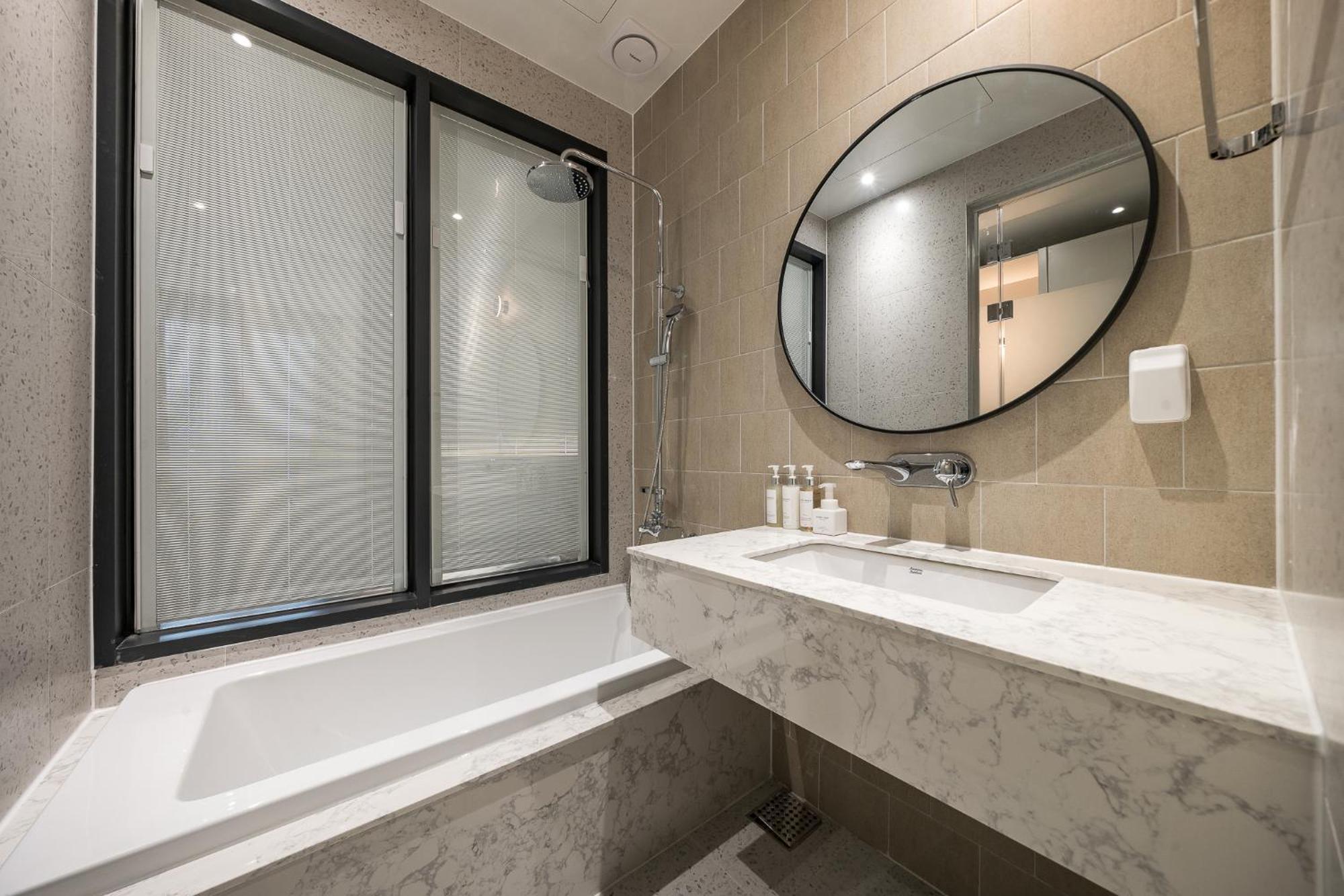 Brown Dot Hotel Чханвон Экстерьер фото