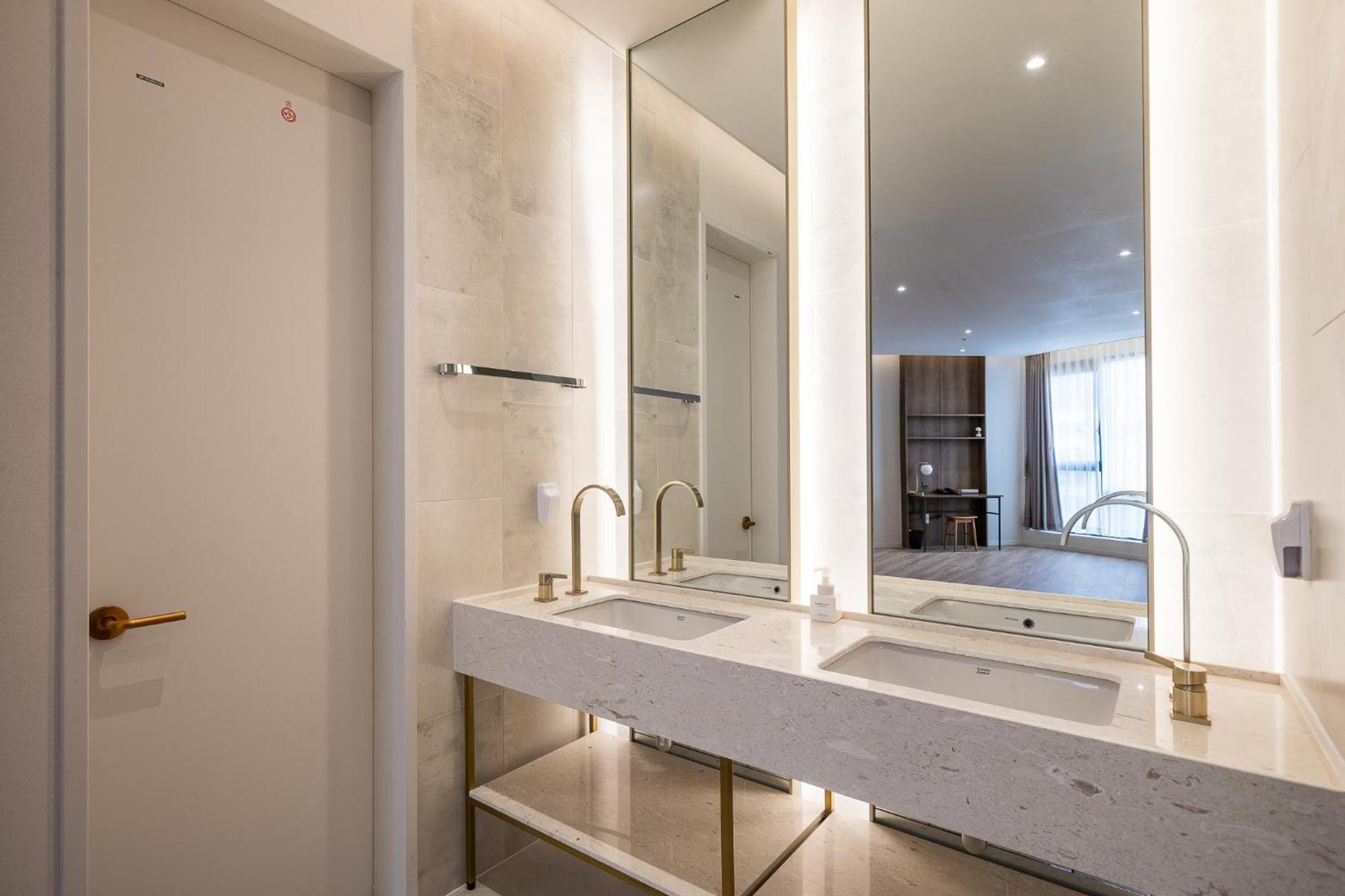 Brown Dot Hotel Чханвон Экстерьер фото