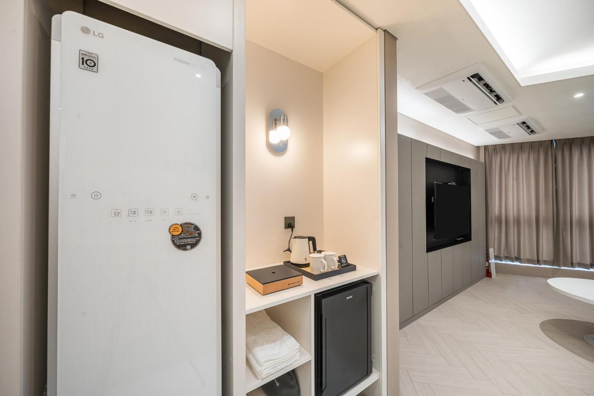 Brown Dot Hotel Чханвон Экстерьер фото