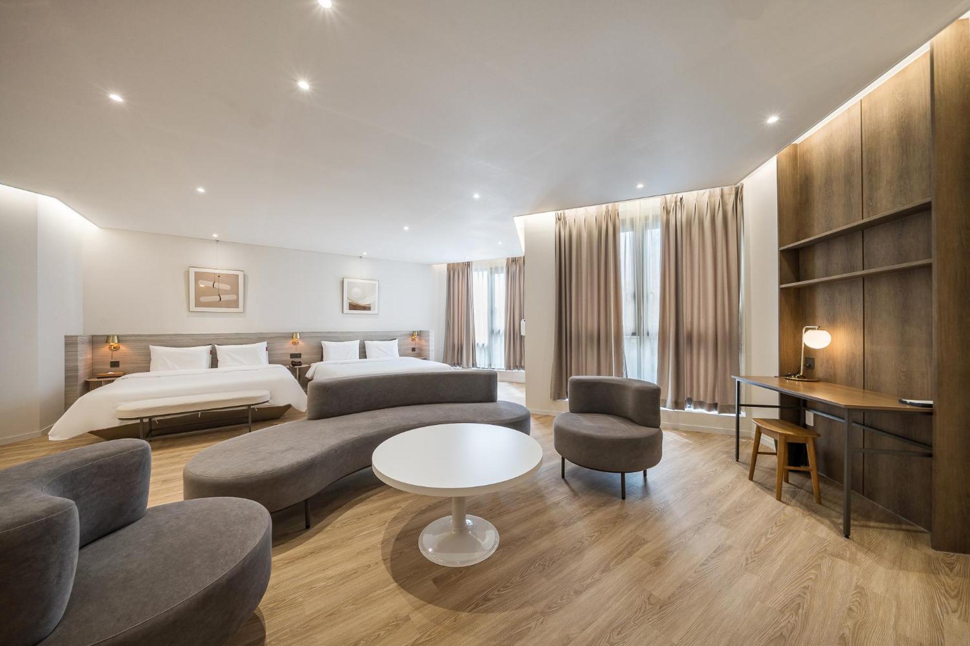Brown Dot Hotel Чханвон Экстерьер фото