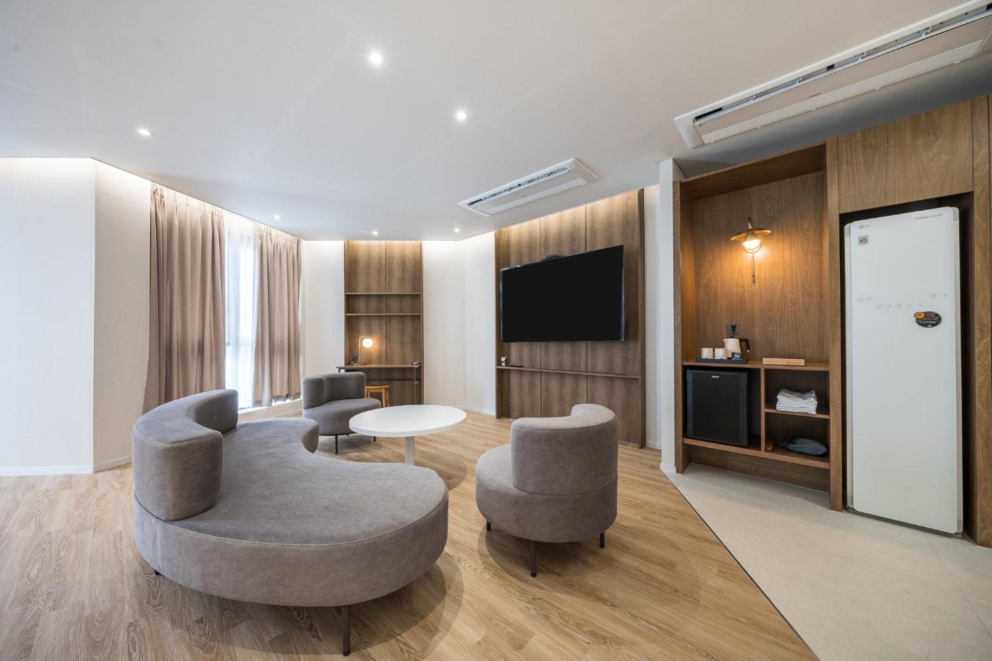 Brown Dot Hotel Чханвон Экстерьер фото