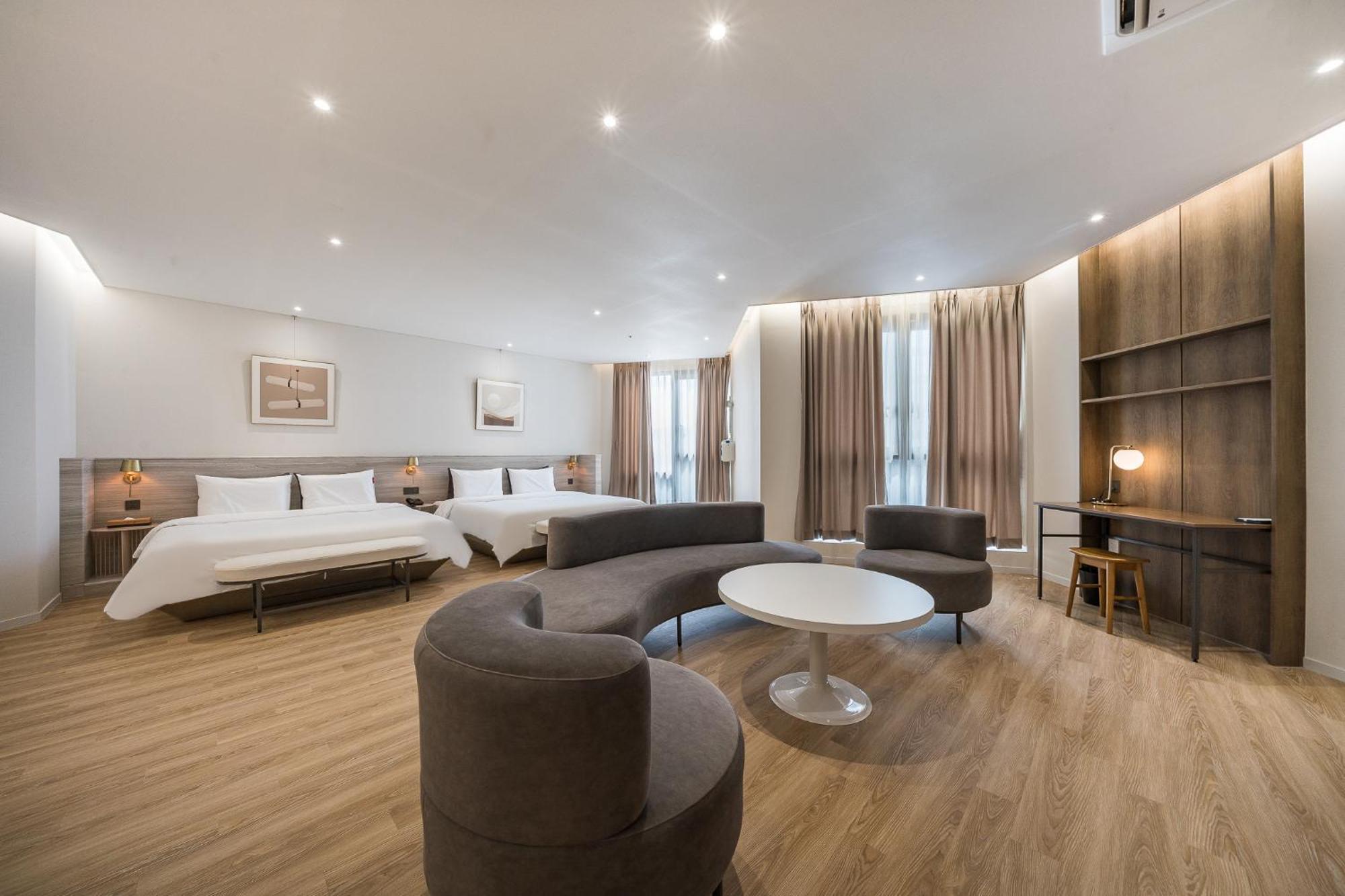 Brown Dot Hotel Чханвон Экстерьер фото
