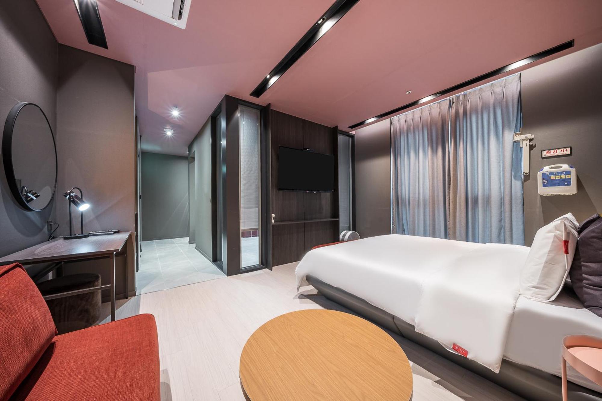 Brown Dot Hotel Чханвон Экстерьер фото