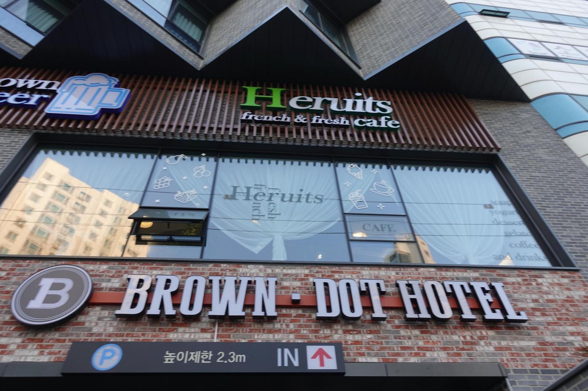 Brown Dot Hotel Чханвон Экстерьер фото
