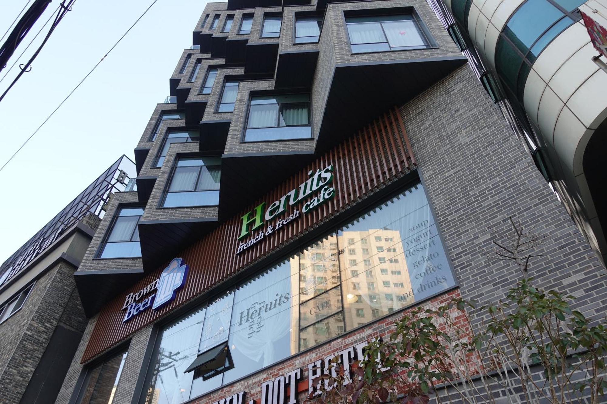 Brown Dot Hotel Чханвон Экстерьер фото