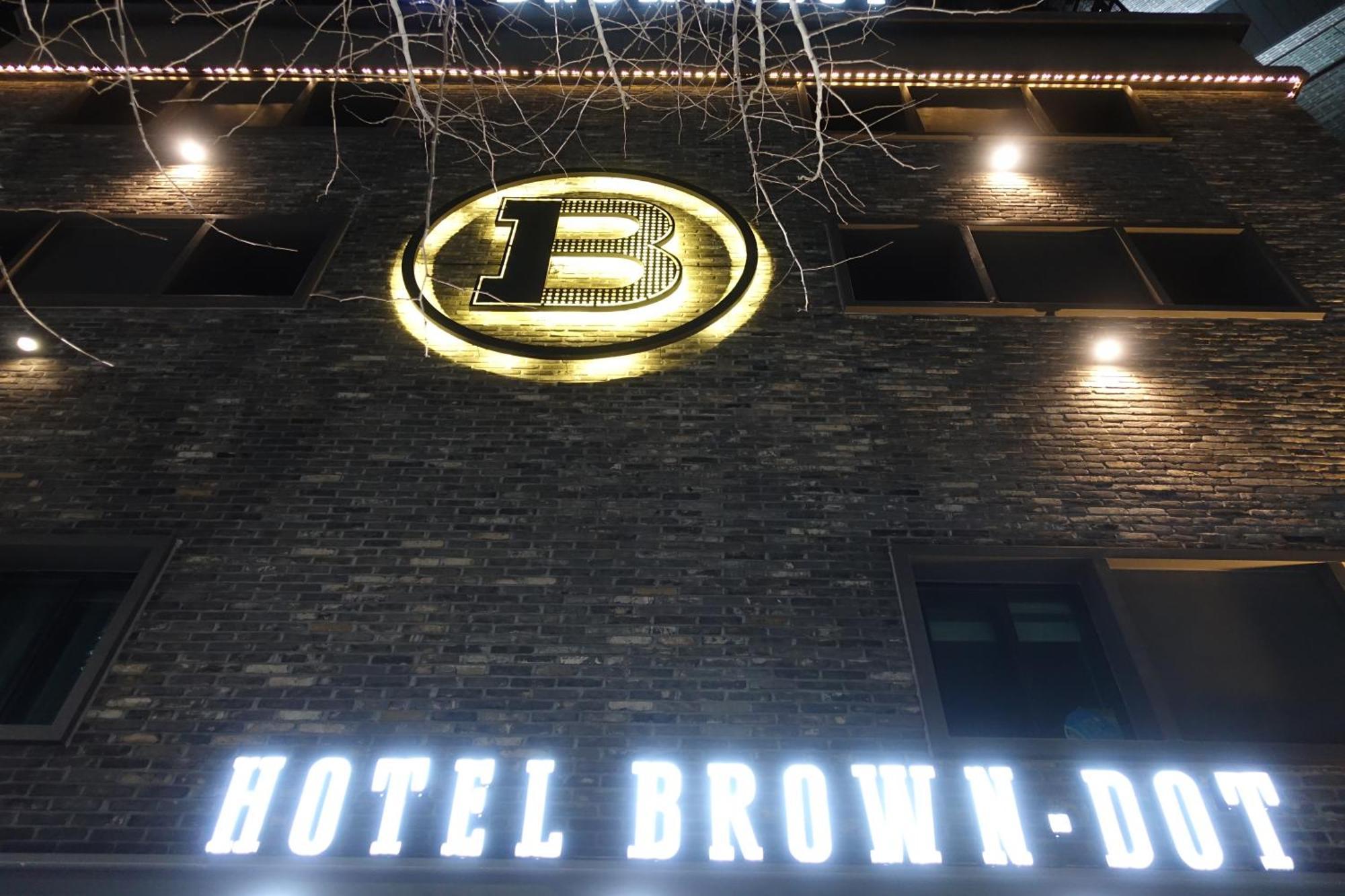 Brown Dot Hotel Чханвон Экстерьер фото