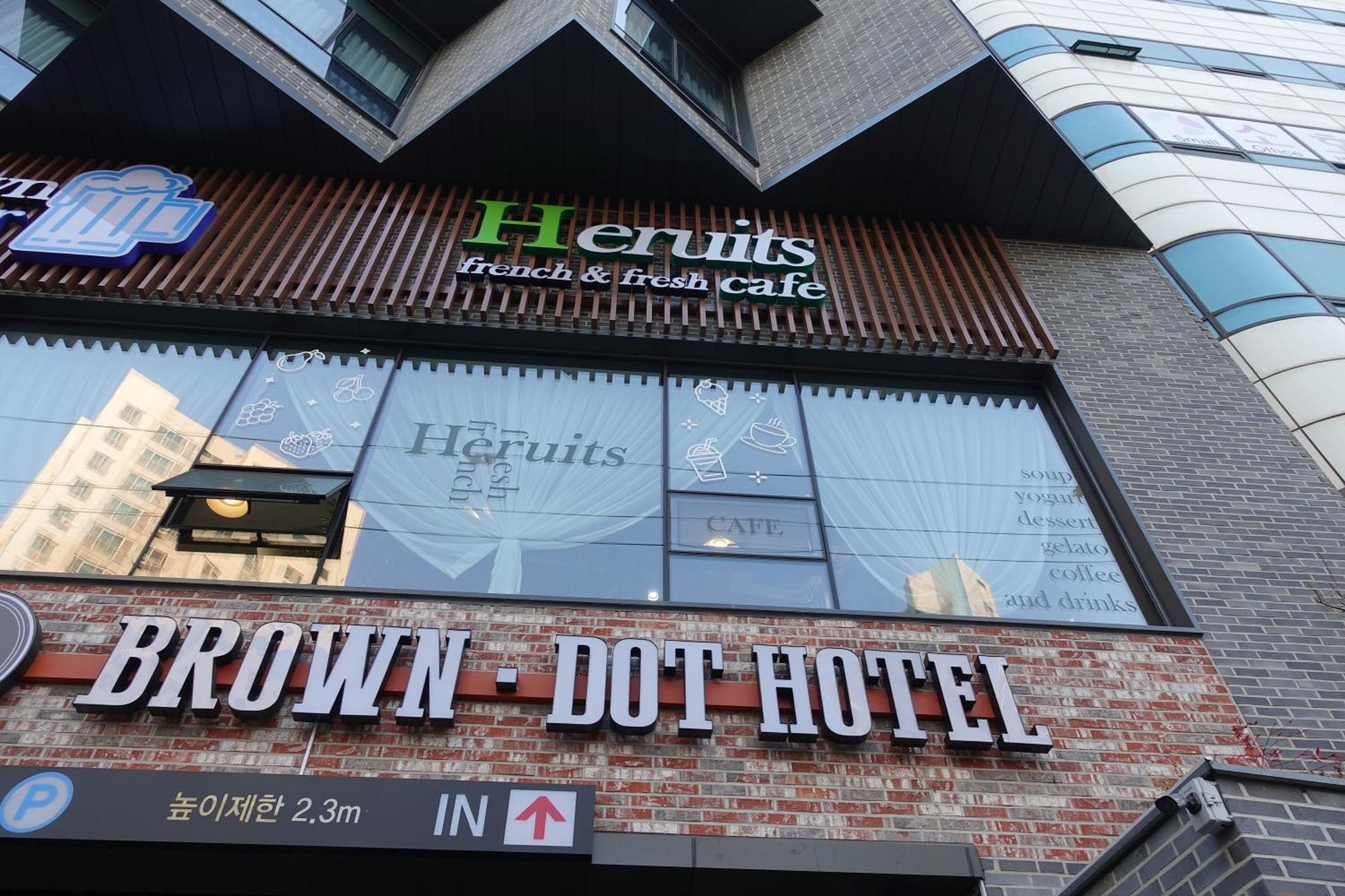 Brown Dot Hotel Чханвон Экстерьер фото