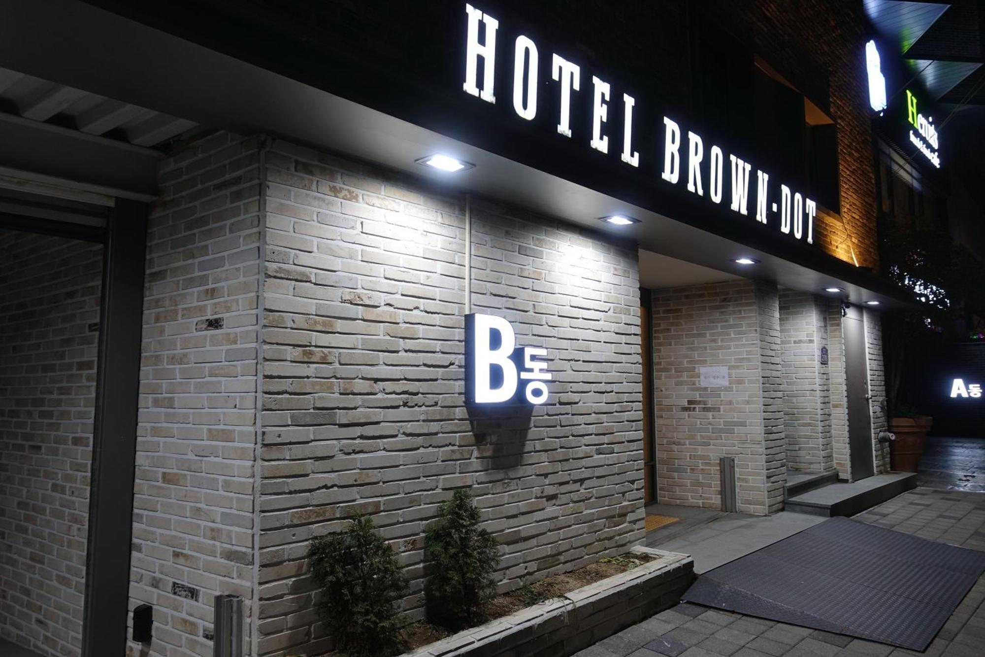 Brown Dot Hotel Чханвон Экстерьер фото