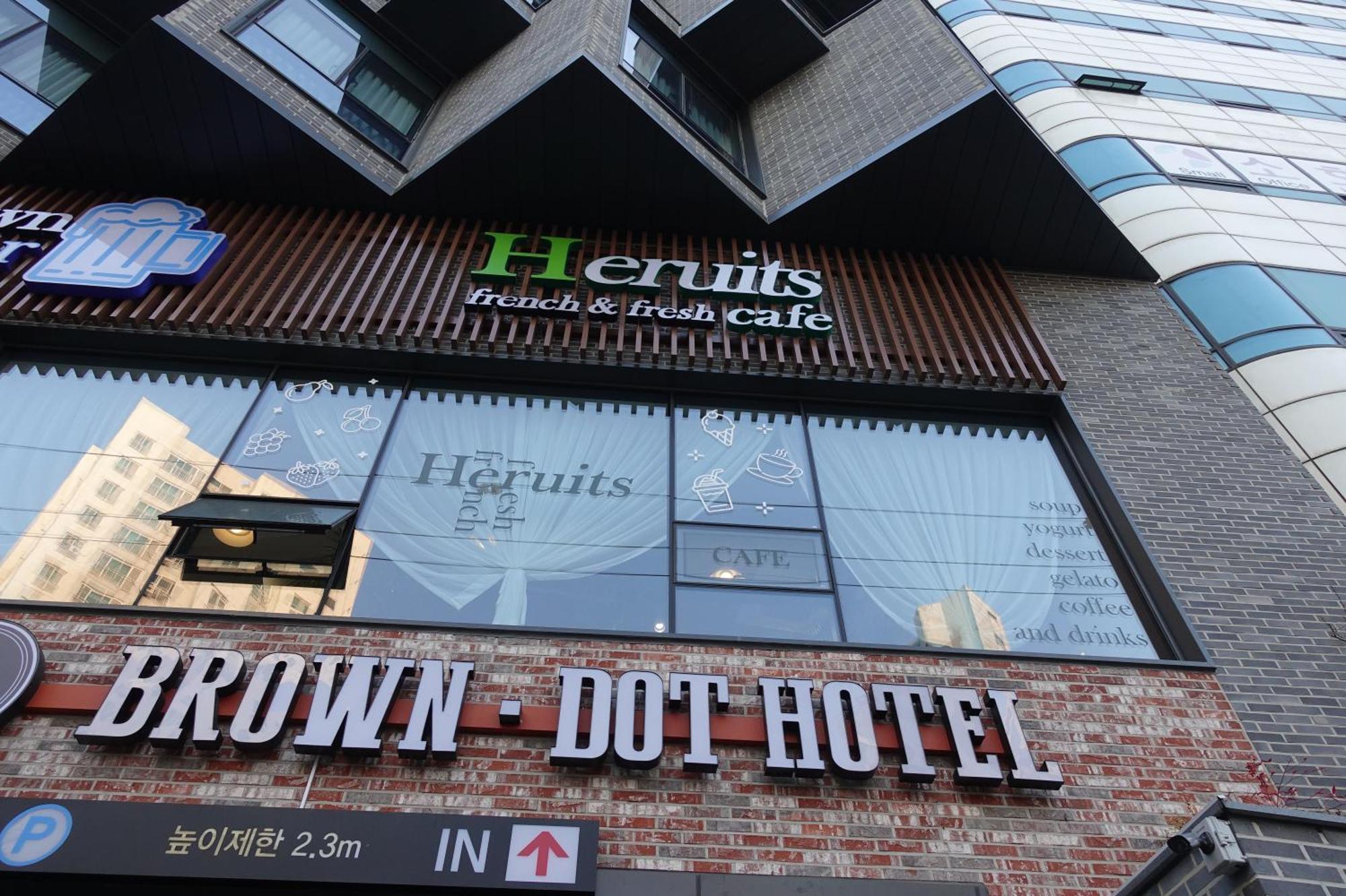 Brown Dot Hotel Чханвон Экстерьер фото